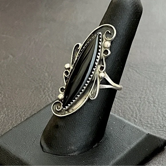 Vintage Native American sterling silver and black onyx statement ring - Picture 6 of 9